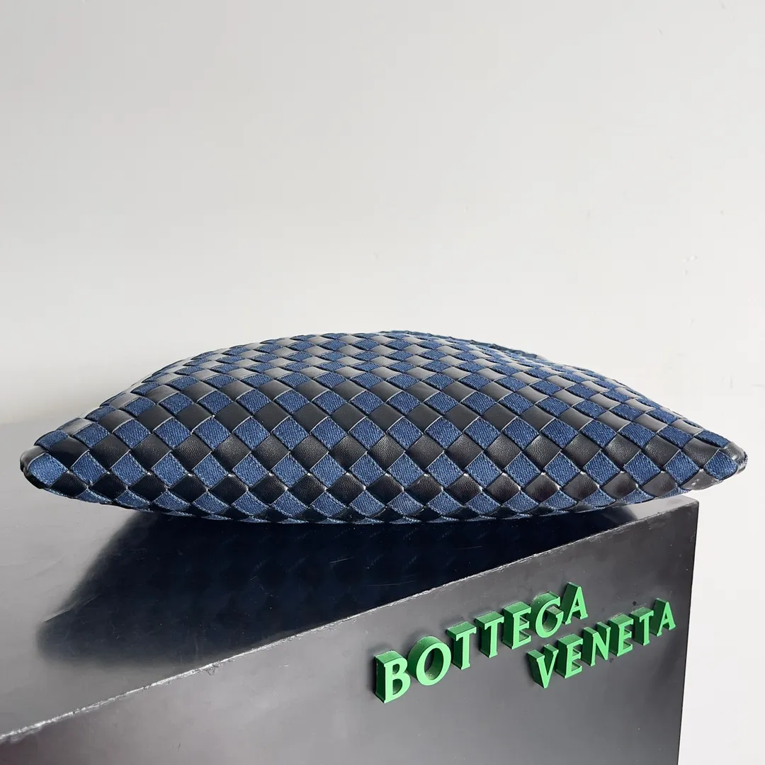Batch 1860 BOTTEGA VENETA new women's small size Hop shoulder bag, denim & leather, two materials, the special edition Hop is super handsome, BV fans must not miss it. Made of two kinds of materials, the bag is soft and languid. Hop symbolizes innovation and eternal craftsmanship. The pyramid silhouette is both practical and fashionable, modern and casual, and the double-sided closure design of the bag is more convenient and safe! It can be carried by hand or on the shoulder to show multiple styles in different occasions, and it can be flexibly integrated into every moment, making it more refined and easy to use. Style number: 789028 Size: 41*20.5*7.5cm